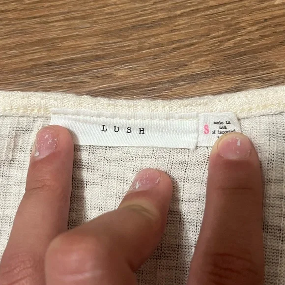 2 FEMININE CROP TOPS - Picture 3 of 7